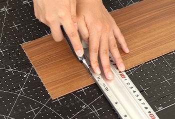 カッターでなぞって切り込みを入れる