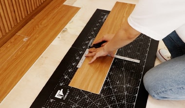 カッターで切れ目を入れてカット