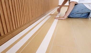 手前のテープと平行になるように貼り進める