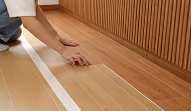 短辺の継ぎ目と、次の列の両面テープを貼ってから施工していく