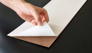 裏紙を剥がす
