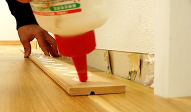 巾木の裏面に接着剤を塗布