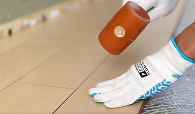 ゴムハンマーで優しく叩く