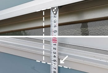 窓サッシの内寸高さを測る