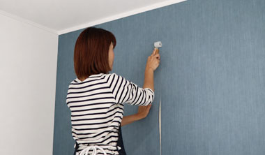 壁紙をDIYで貼る場合の作業時間は?
