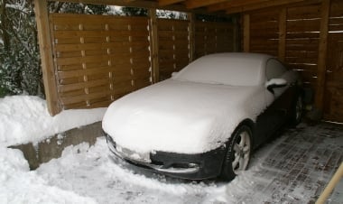 風に吹かれて横から吹き込む雪