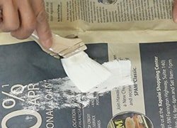 新聞紙に塗料をつける