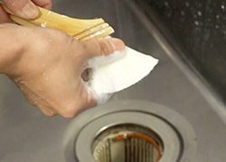 食器用洗剤をつける