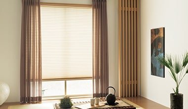 カーテンとプリーツスクリーンを組み合わせる方法も