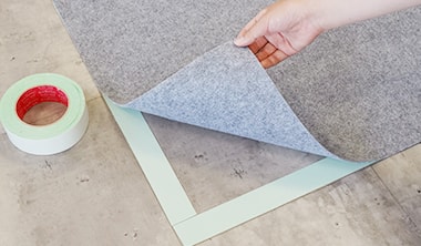 両面テープで施工可能