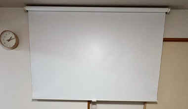 プロジェクタースクリーンの表面