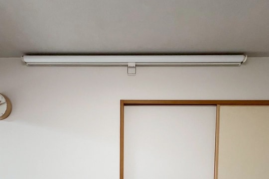プロジェクタースクリーンを巻き取って収納