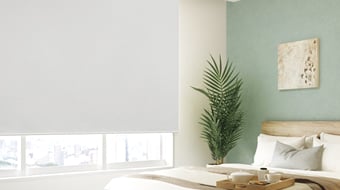 寝室のロールスクリーン