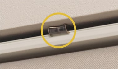 ブラケットの解除ボタンを押し込む