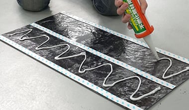 接着剤を波線状に塗布