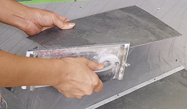 切り口にヤスリをかける