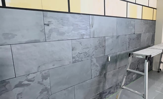 壁の上半分を貼る