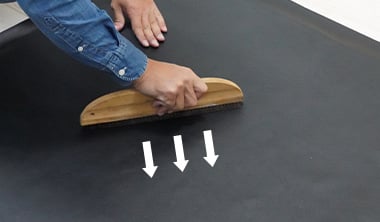 撫でバケで空気を抜きながら押さえる