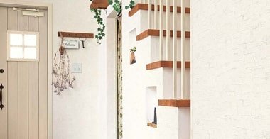 02. 白の塗り壁風柄×木目でナチュラルな玄関