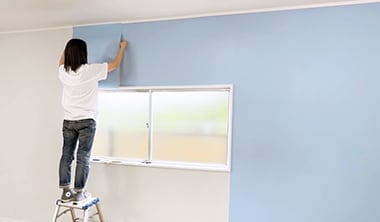 窓枠の上と下で分けて貼っていく