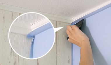 壁紙を折りたたんで筋を付ける