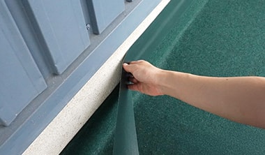 強粘着テープ・接着剤で構造物とのすき間を塞いでいる様子