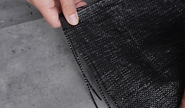 織布防草シートをカットして端がほつれている様子