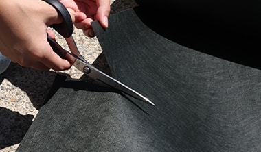 不織布防草シートをカットしても端がほつれない様子