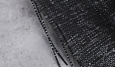 織布防草シートのカット面から繊維がほつれている様子