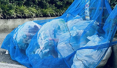 石などを拾って地面を平らにする