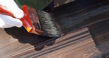 ウッドデッキに塗料を塗布