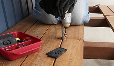板を押さえながら作業
