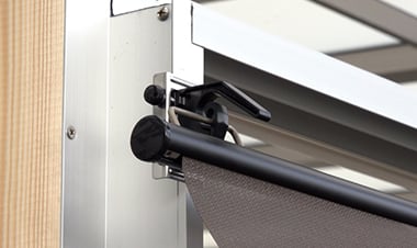 角リングをフックに引っ掛けて固定する