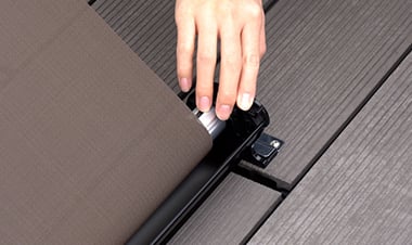 回転ロックを下方向に押し込んでロックする