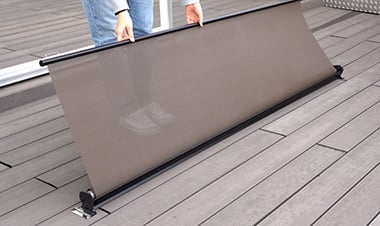 スクリーンを本体へ巻き戻す