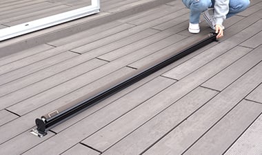 回転ロックを押し込んでロックする