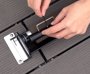 六角レンチでネジを緩める