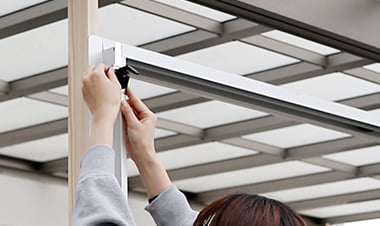 サッシ用フックを取り付ける