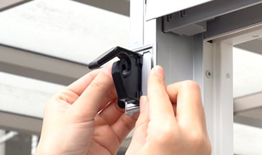 ツメをサッシの窓側に引っかける