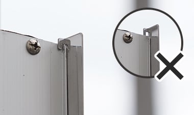 上部の爪を引っ掛ける