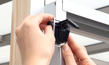 ネジを締めて固定する