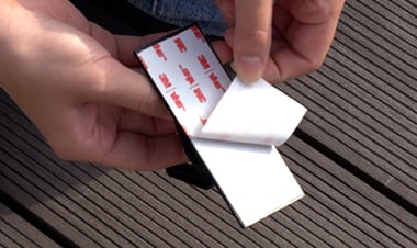 剥離紙を剥がす