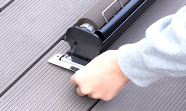 ブラケットにブラケットプレートをかぶせる