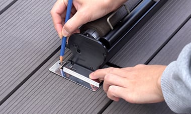 ビスを打つ箇所に印をつける