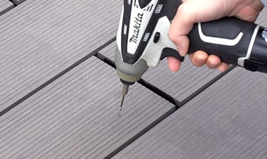 印をつけた位置に下穴を開ける