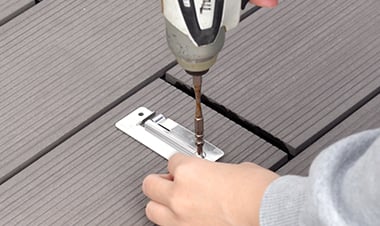 下穴を開けた位置をビスで固定する