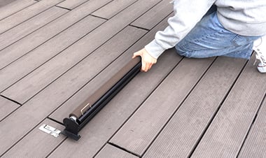 本体をブラケットに差し込む