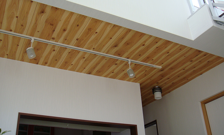 壁と天井に木目調をプラスして温かみを加えたDIY！
