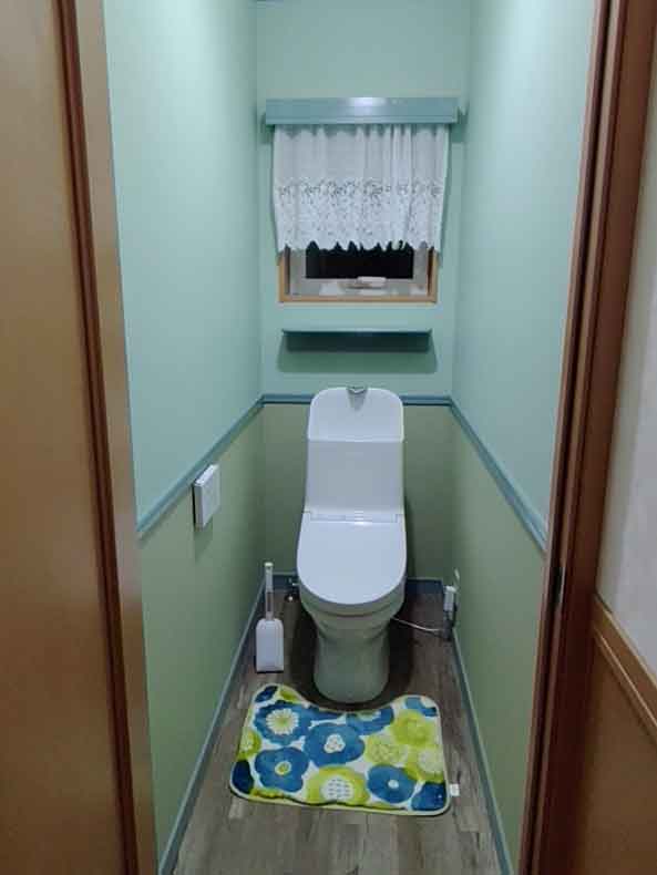 2種類の壁紙と便器交換でトイレをまるごとイエチェン イエチェン