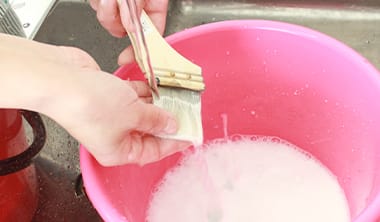 水性ペンキの後片付けとペンキの落とし方
